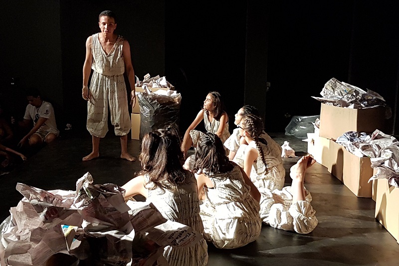 O espetáculo Q será apresentado pelo grupo Corpo Composto em Buenos Aires (Argentina) e em Belo Horizonte (MG). Imagem: apresentação do espetáculo no Teatro Cidade Livre, em Aparecida de Goiânia (GO) O espetáculo Q será apresentado pelo grupo Corpo Composto em Buenos Aires (Argentina) e em Belo Horizonte (MG). Imagem: apresentação do espetáculo no Teatro Cidade Livre, em Aparecida de Goiânia (GO)